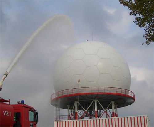 15米航管雷达天线罩在做淋雨试验（布达佩斯机场）